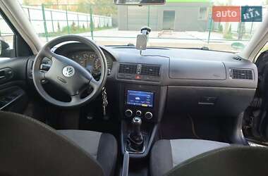 Хэтчбек Volkswagen Golf 2003 в 