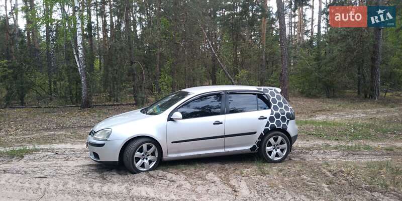 Хетчбек Volkswagen Golf 2003 в Сновську