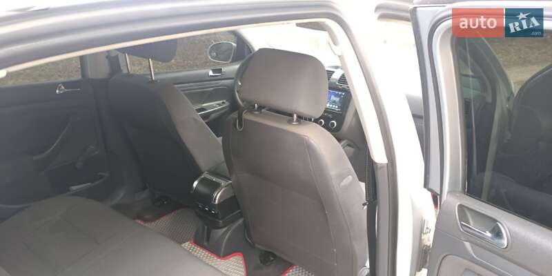 Хетчбек Volkswagen Golf 2003 в Сновську