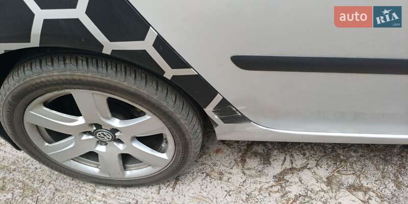 Хетчбек Volkswagen Golf 2003 в Сновську