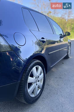 Хетчбек Volkswagen Golf 2004 в 
