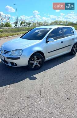 Хэтчбек Volkswagen Golf 2005 в 