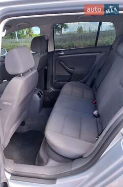 Хэтчбек Volkswagen Golf 2005 в 
