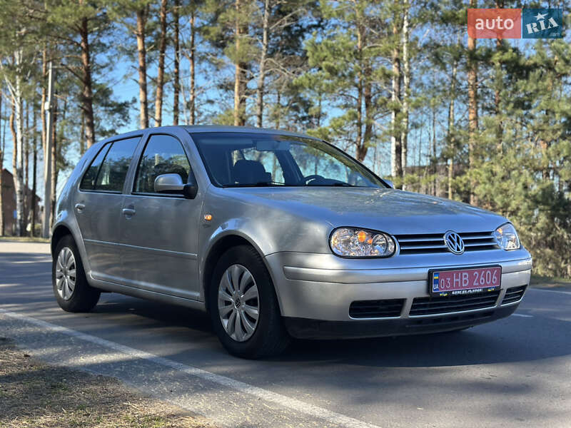 Хетчбек Volkswagen Golf 2001 в 