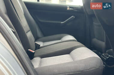 Хетчбек Volkswagen Golf 2001 в 