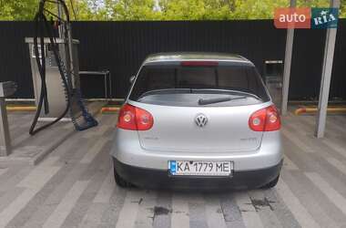 Хэтчбек Volkswagen Golf 2005 в 