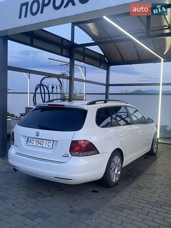 Универсал Volkswagen Golf 2010 в Хусте