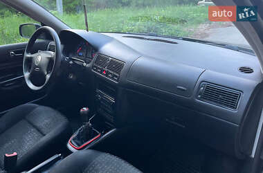 Хетчбек Volkswagen Golf 2002 в 