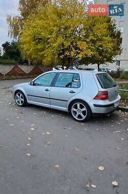 Хэтчбек Volkswagen Golf 2002 в 