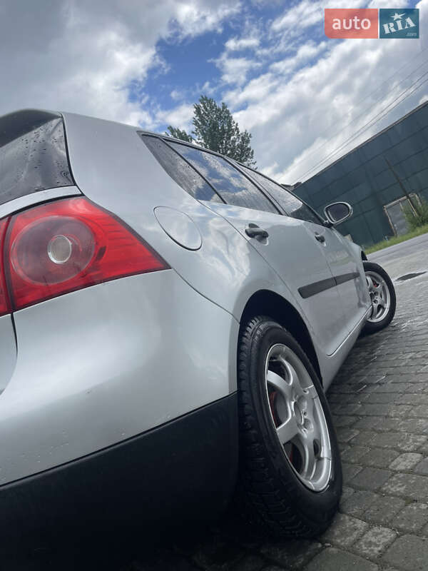 Хэтчбек Volkswagen Golf 2005 в Надворной