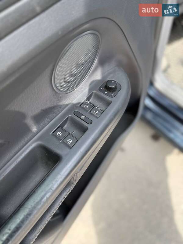 Хетчбек Volkswagen Golf 2005 в Запоріжжі
