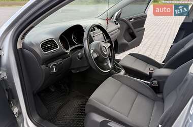 Хэтчбек Volkswagen Golf 2010 в 