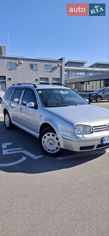 Хэтчбек Volkswagen Golf 2003 в 