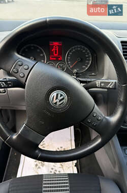 Хэтчбек Volkswagen Golf 2008 в 