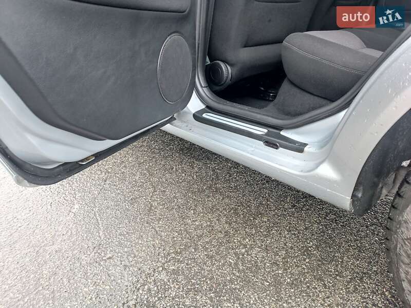 Хетчбек Volkswagen Golf 2003 в Харкові
