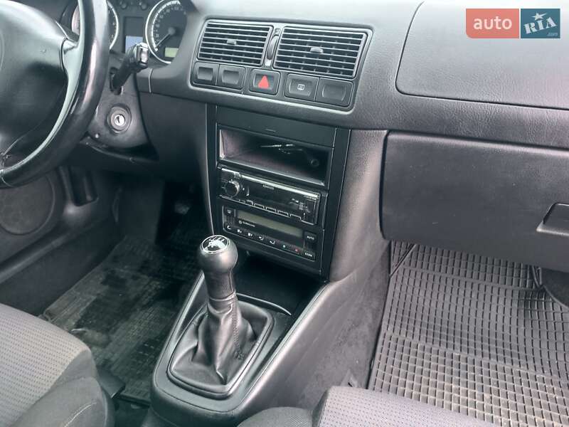 Хетчбек Volkswagen Golf 2003 в Харкові