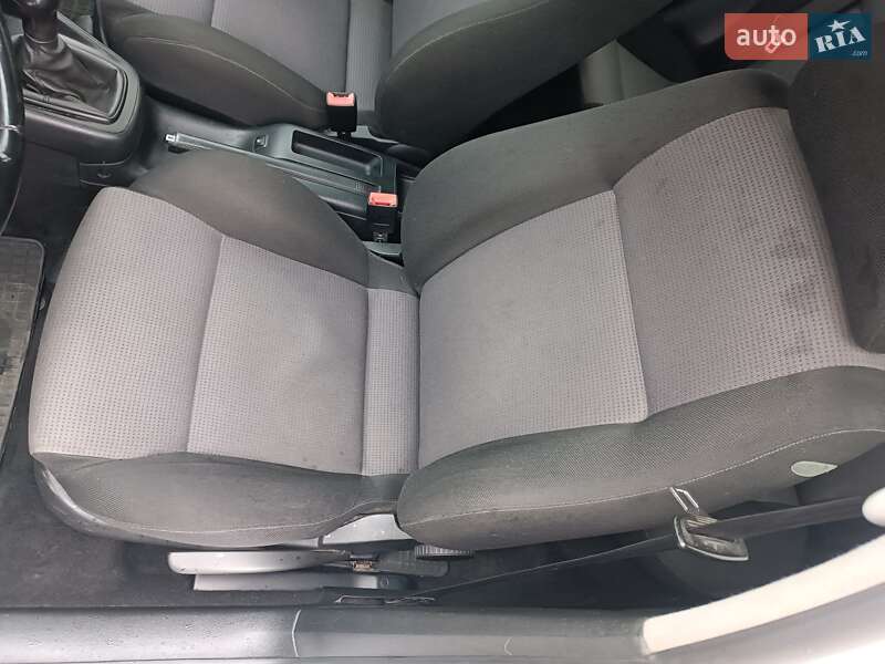 Хетчбек Volkswagen Golf 2003 в Харкові