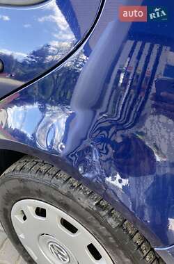 Хетчбек Volkswagen Golf 2001 в 