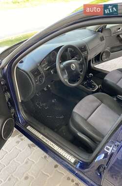 Хетчбек Volkswagen Golf 2001 в 