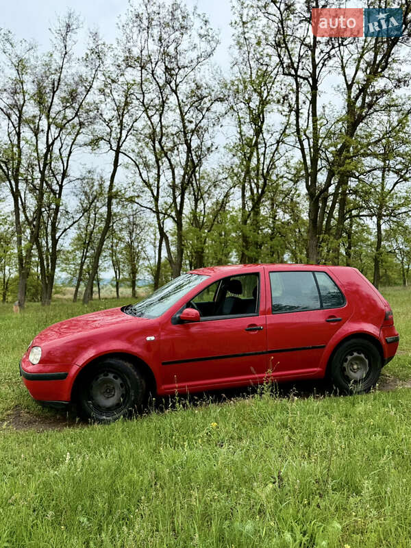 Хетчбек Volkswagen Golf 2001 в 