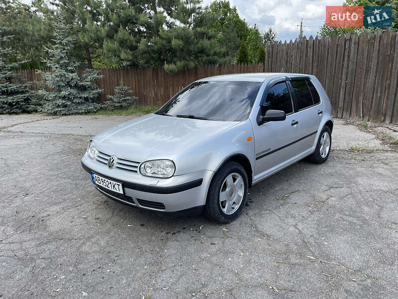 Хэтчбек Volkswagen Golf 1999 в 