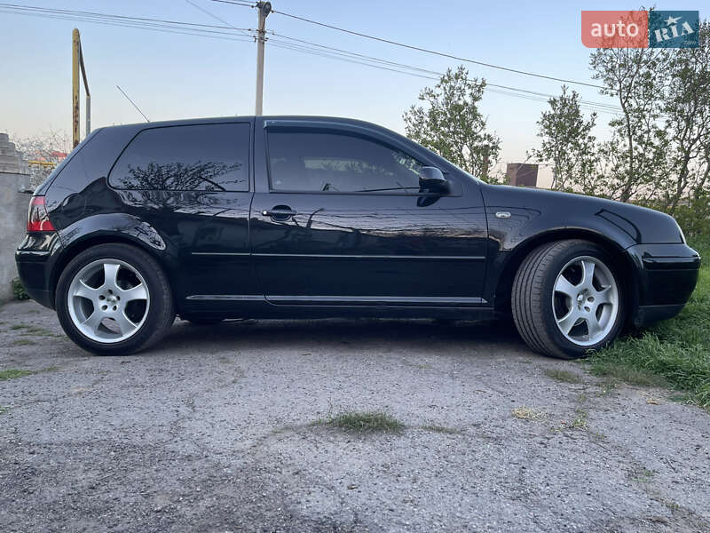 Хэтчбек Volkswagen Golf 2001 в 