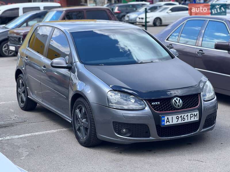 Хэтчбек Volkswagen Golf 2005 в 
