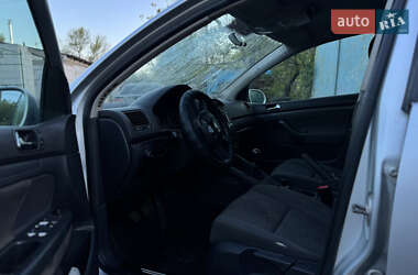 Хэтчбек Volkswagen Golf 2003 в 