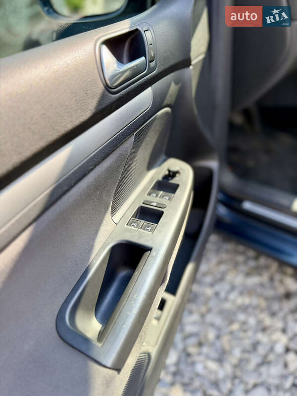 Хетчбек Volkswagen Golf 2006 в Чернівцях