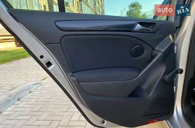 Хетчбек Volkswagen Golf 2010 в 