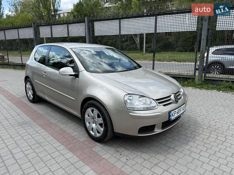 Хетчбек Volkswagen Golf 2005 в 