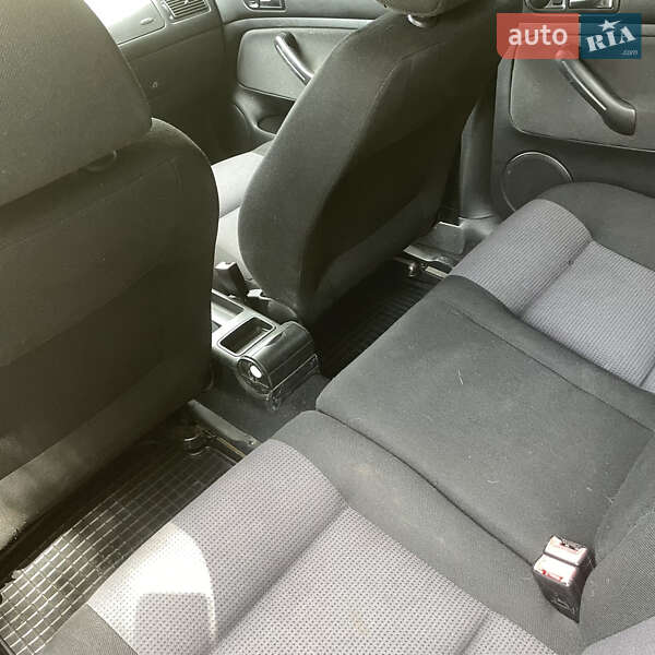 Хетчбек Volkswagen Golf 2001 в Звягелі