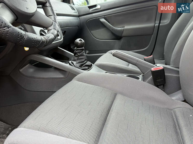 Хетчбек Volkswagen Golf 2004 в Дрогобичі