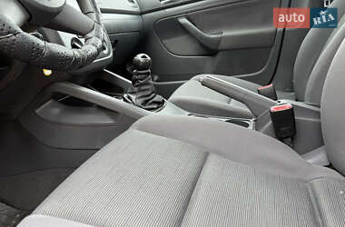 Хетчбек Volkswagen Golf 2004 в 