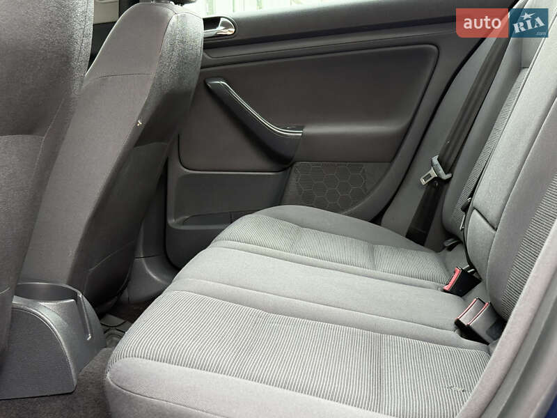 Хетчбек Volkswagen Golf 2004 в Дрогобичі