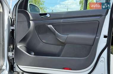 Хетчбек Volkswagen Golf 2004 в 
