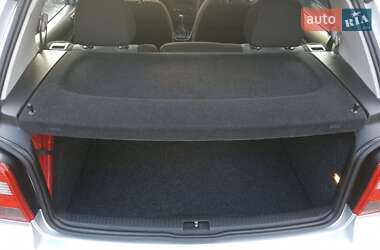 Хэтчбек Volkswagen Golf 2003 в 