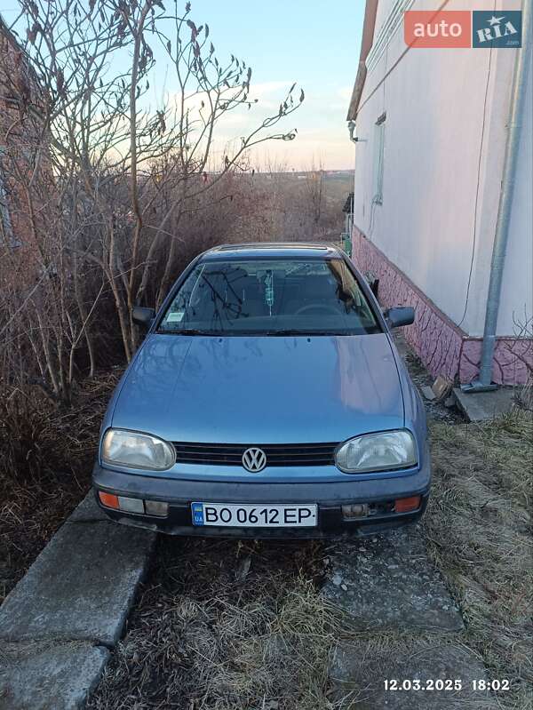 Хетчбек Volkswagen Golf 1993 в 