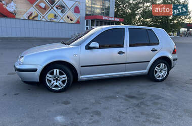 Хетчбек Volkswagen Golf 2001 в 
