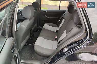 Хетчбек Volkswagen Golf 2003 в 