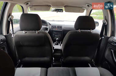 Хетчбек Volkswagen Golf 2003 в 
