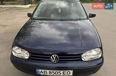 Хетчбек Volkswagen Golf 2003 в 