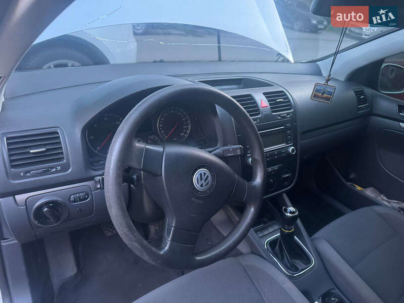 Хетчбек Volkswagen Golf 2005 в Чернівцях