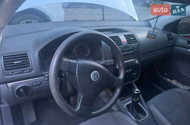Хетчбек Volkswagen Golf 2005 в 