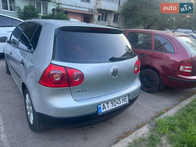 Хетчбек Volkswagen Golf 2005 в Чернівцях