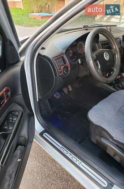 Хетчбек Volkswagen Golf 2001 в 