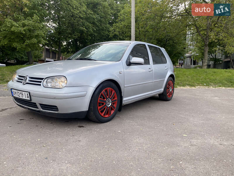 Хэтчбек Volkswagen Golf 2002 в 