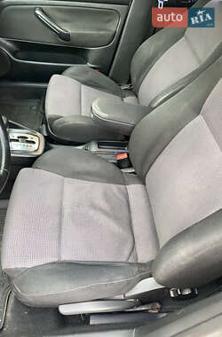 Хэтчбек Volkswagen Golf 2002 в 