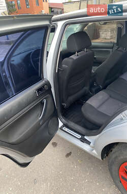 Хэтчбек Volkswagen Golf 2002 в 
