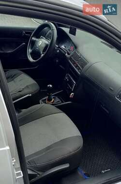 Хэтчбек Volkswagen Golf 2001 в 